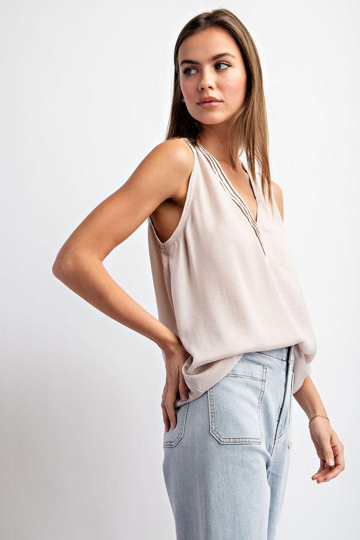 SOILD SLEEVELESS V-NECK TOP